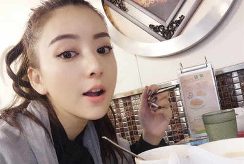 女朋友说在吃饭怎么幽默回复?